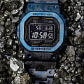 Разноцветный Casio Casio G-Shock GMW-B5000TCF-2 на белом фоне — вид анфас