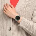 Swatch SS07S128G наручные женские часы застежка крупным планом